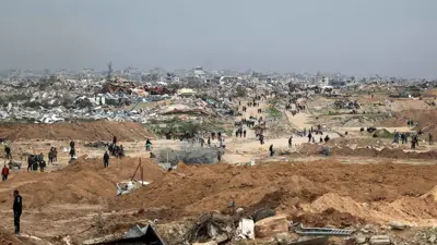 فلسطينيون يتنقلون عبر منطقة محور "نتساريم" اليوم