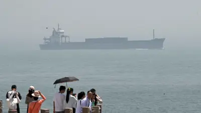 سفينة شحن تعبر مضيق تايوان