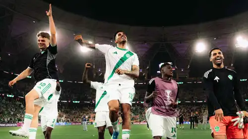 غالينو يحتفل مع لاعبي الأهلي السعودي