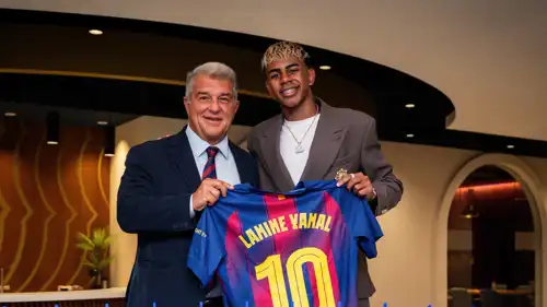 لامين يامال ورئيس برشلونة خوان لابورتا