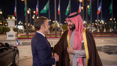بن سلمان في استقبال ماكرون