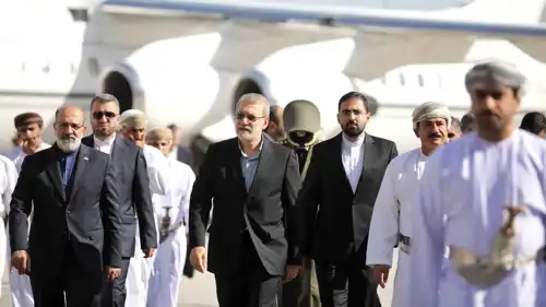 علي لاريجاني عند وصوله للعاصمة مسقط التي تشهد مفاوضات أمريكية إيرانية