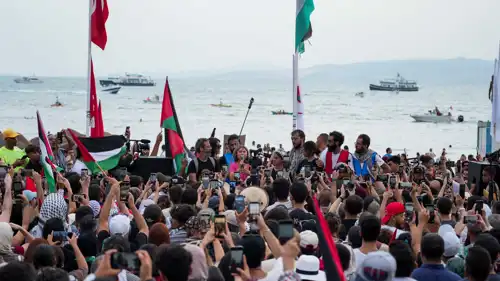 ناشطون في أسطول الصمود خلال مؤتمر صحفي على شواطئ تونس