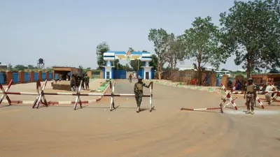 ضباط من جيش النيجر أمام قاعدة عسكرية فرنسية