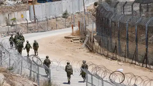 جنود إسرائيليون عند السياج الحدودي مع سوريا