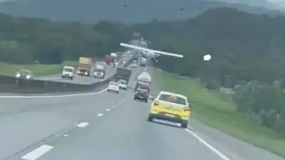 الطائرة أثناء هبوطها