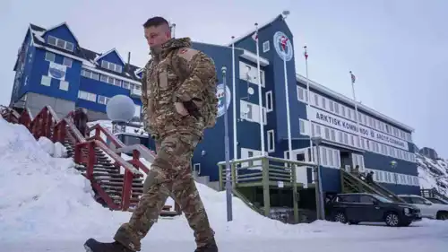 جندي دنماركي أمام مركز القيادة المشتركة في غرينلاند