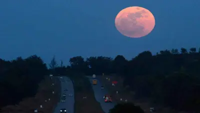 لقطة للقمر العملاق