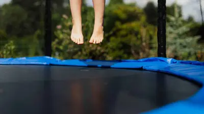 القفز على الترامبولين (تعبيرية)