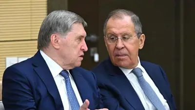 مستشار بوتين يوري أوشاكوف يتحدث مع وزير الخارجية سيرغي لافروف