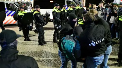 جانب من اعتقال الشرطة الهولندية للمحتجين