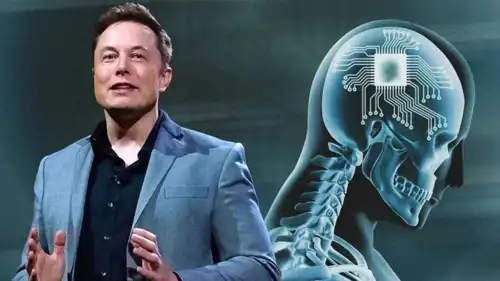 إيلون ماسك وفي الخلفية واجهة لنيورالينك