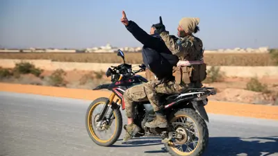 مقاتلان ينتميان لفصائل المعارضة في حلب