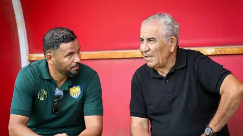 البنزرتي (يمين) في مباراة الإفريقي وشبيبة العمران