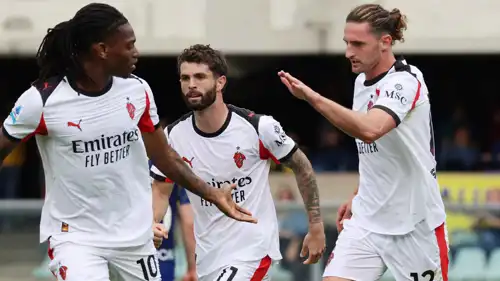 رفائيل لياو مع زملائه في ميلان