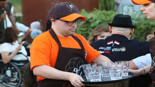 أحد العاملين في المطعم من متلازمة داون 