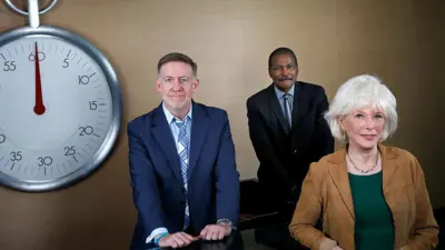 منتج برنامج "60 دقيقة" بيل أوينز (يسار)