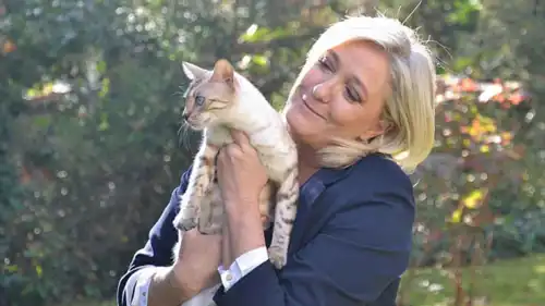 يعرف عن مارين لوبان حبها الشديد للقطط