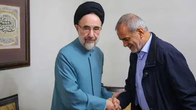 محمد خاتمي مصافحًا مسعود بزشكيان