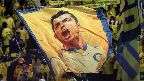 جماهير النصر ترفع راية تحمل صورة رونالدو