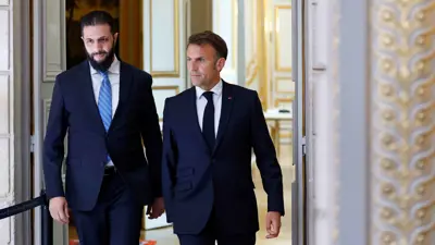 الرئيس الفرنسي إيمانويل ماكرون مع الرئيس السوري أحمد الشرع