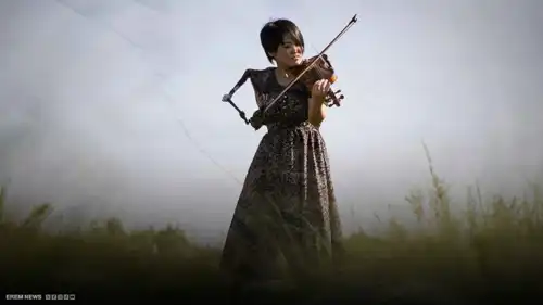 يد اصطناعية وإرادة لا تموت.. عازفة كمان يابانية تدخل غينيس