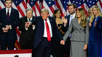 دونالد ترامب مع عائلته ومقربين منه 