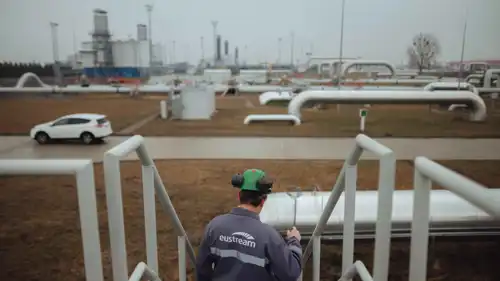 عامل ينفذ مهامه اليومية في منشأة غاز يوستريم، في 28 فبراير/شباط 2025، في فيلكي كابوساني، سلوفاكيا.