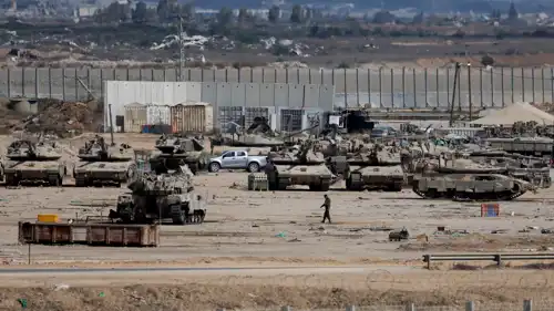 آليات عسكرية إسرائيلية قرب غزة