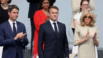 ماكرون وزوجته ورئيس الحكومة غابريال أتال