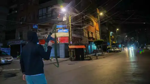 مسلح من حزب الله يطلق الرصاص ابتهاجاً بسريان الهدنة