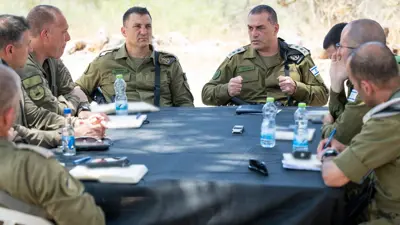 رئيس الأركان الإسرائيلي في اجتماع مع قادة المنطقة الجنوبية