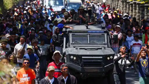 متظاهرون بجوار مركبة عسكرية في مدغشقر خلال احتجاجات شعبية بقيادة الشباب