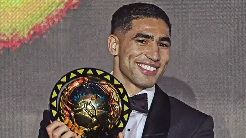 أشرف حكيمي يستلم جائزة أفضل لاعب إفريقي