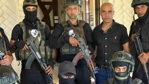 أبوشباب يتوسط أفراد مجموعته المسلحة