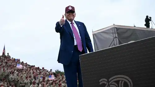  ترامب يرفع إبهامه أثناء إلقاء كلمة في منشأة عسكرية 