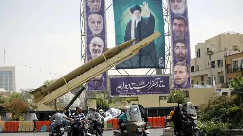 صورة للمرشد الأعلى وقادة إيرانيون.