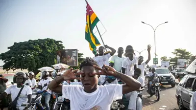 مواطنون يحملون علم توغو