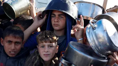 فلسطينيون يتجمعون لتلقي الطعام في قطاع غزة