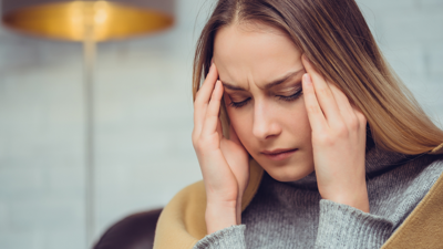 فتاة تعاني من أوجاع في منطقة الرأس