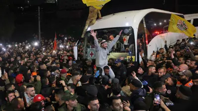 فلسطينيون يستقبلون الأسرى بعد إطلاق سراحهم