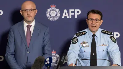 مدير وكالة الاستخبارات الأسترالية مارك بورجيس ومفوض الشرطة 