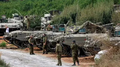 ناقلات جند إسرائيلية بالقرب من الحدود الإسرائيلية مع لبنان