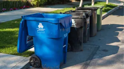 حاويات القمامة 