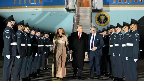 الرئيس الأمريكي دونالد ترامب والسيدة الأولى ميلانيا ترامب ينزلان من طائرة الرئاسة بعد هبوطهما في مطار ستانستيد، شرق إنجلترا