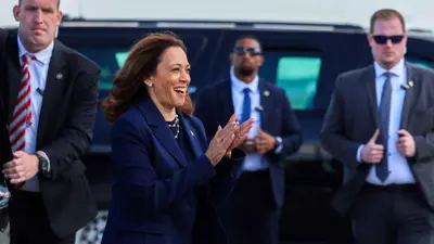 كامالا هاريس وسط حراسها