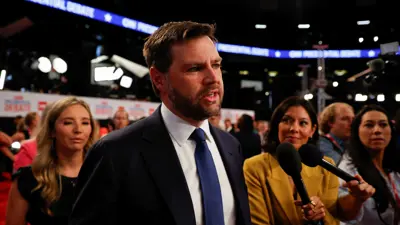  السيناتور الجمهوري جيمس فانس 