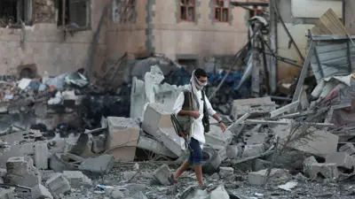 مسلح في موقع غارة أمريكية على اليمن