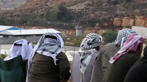 ذوو الأسرى الفلسطينيين ينتظرون الإفراج عن معتقليهم