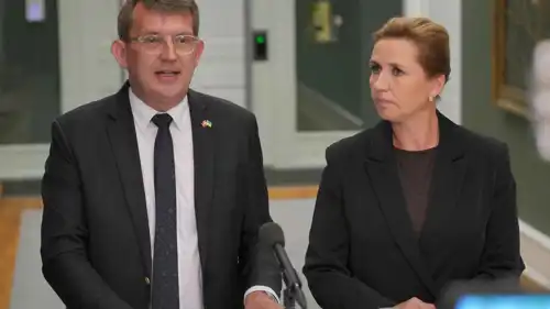 رئيسة الوزراء الدنماركية ميتا فريدريكسن  خلال مؤتمر صحفي